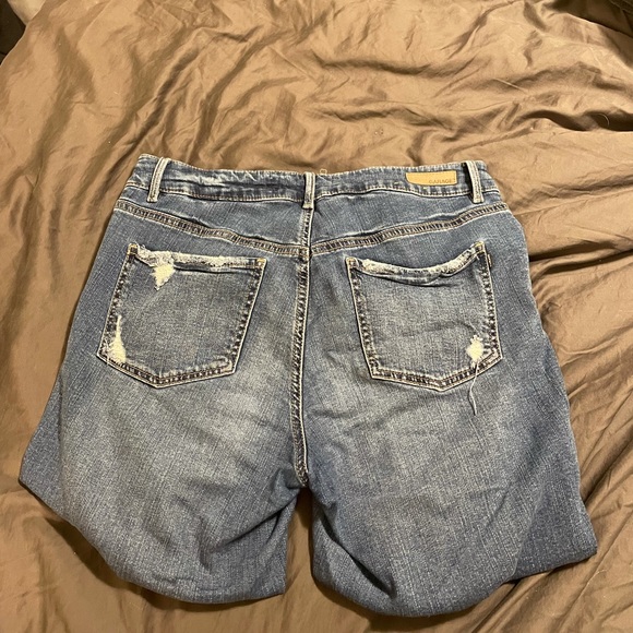 Garage Mom ripped Jean - Picture 4 of 4